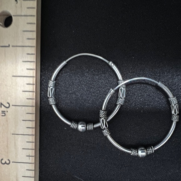 Larger detailed hoop earrings - Picture 2 of 2